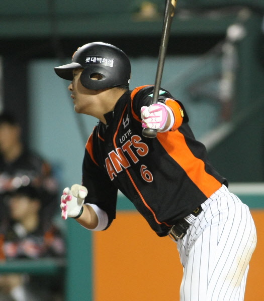 문규현선수의 1타점 적시타 장면